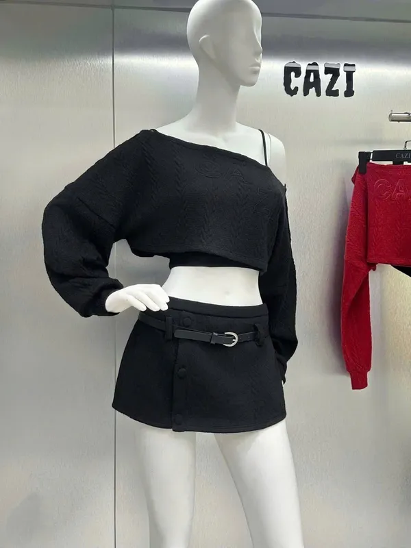 Pass set Cazi áo croptop lệch vai và chân váy đen cá tính