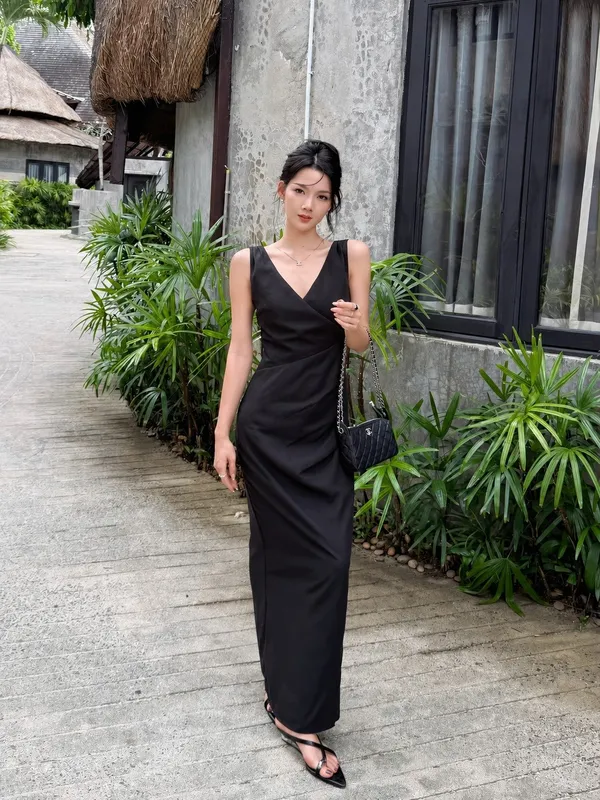 Pass váy maxi đen cổ V dáng ôm chiết eo Aura Atelier