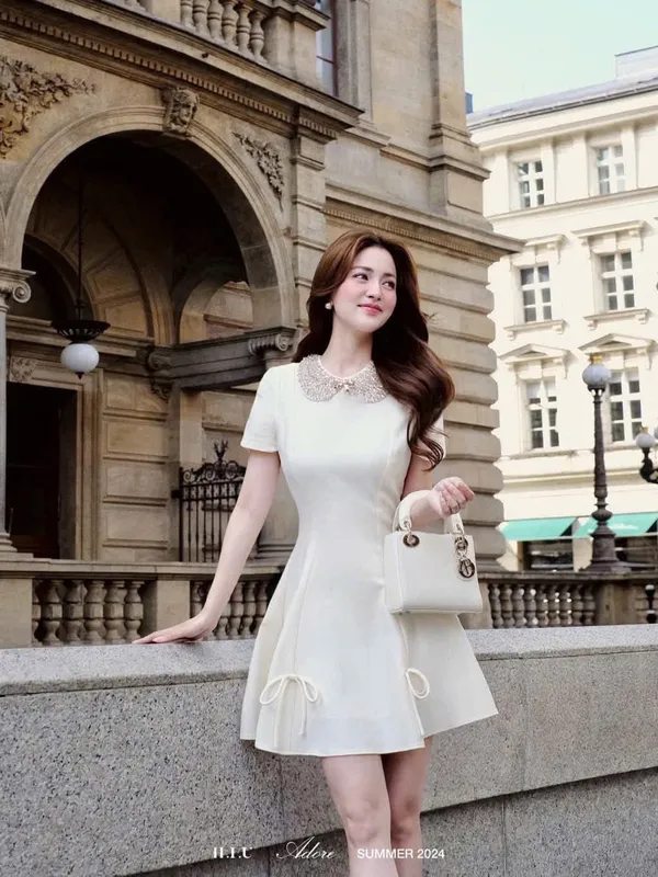 Pass đầm H.I.U newtag xoè tay ngắn phối cổ đính đá màu kem - Size S