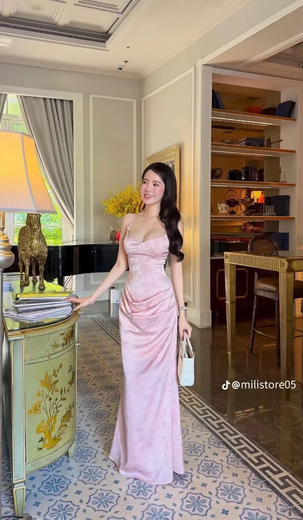 Pass đầm dài Thảo BiBi tone hồng dáng ôm quyến rũ