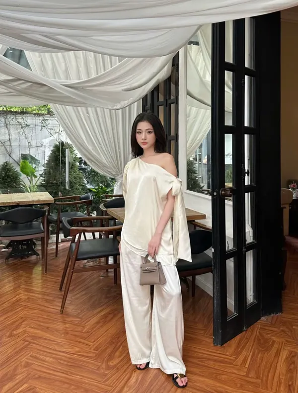 Pass set lụa áo lệch vai phối quần suông Enka