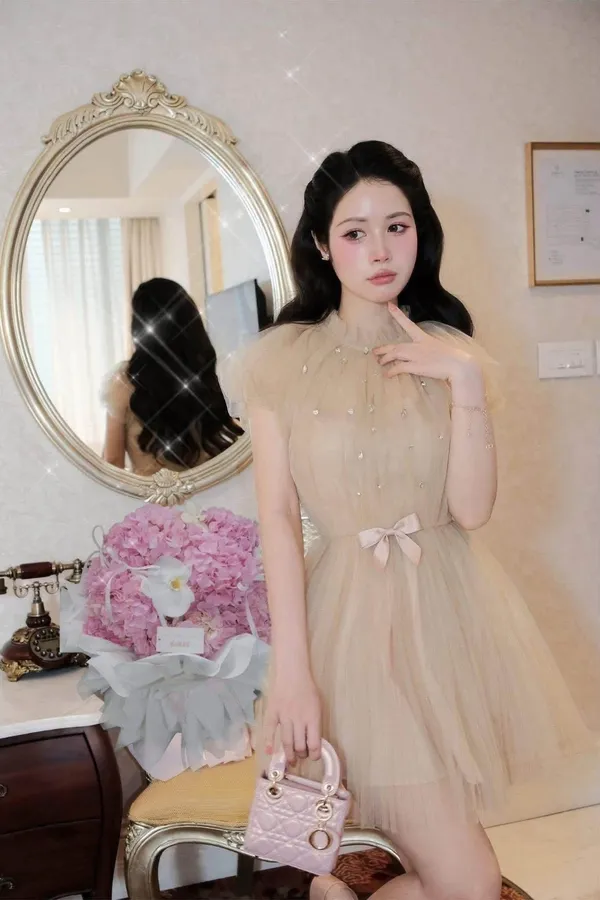 Pass new váy ngắn voan màu be đính ngọc trai tay bồng 