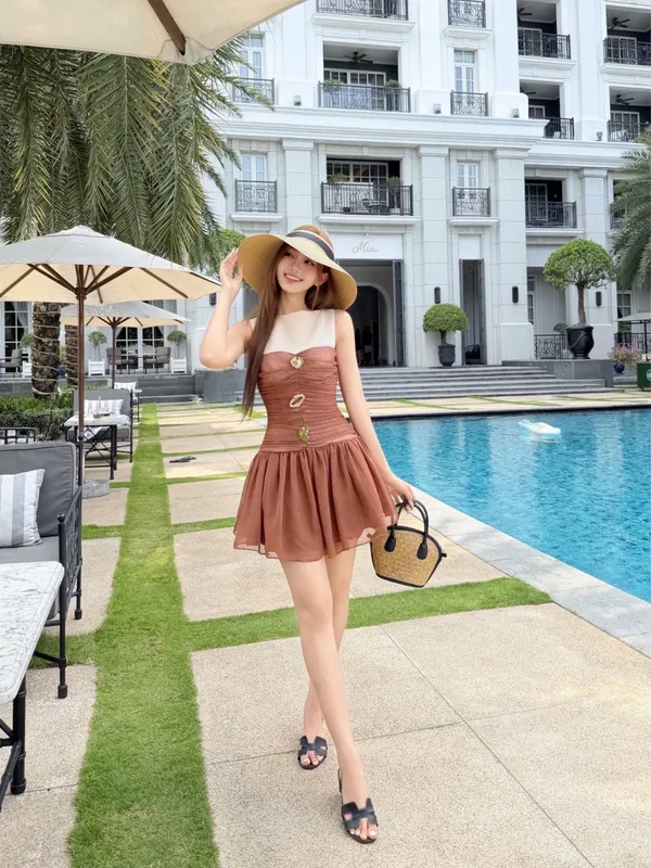 Pass đầm xòe màu nâu nhún eo đính charm Trân Ali