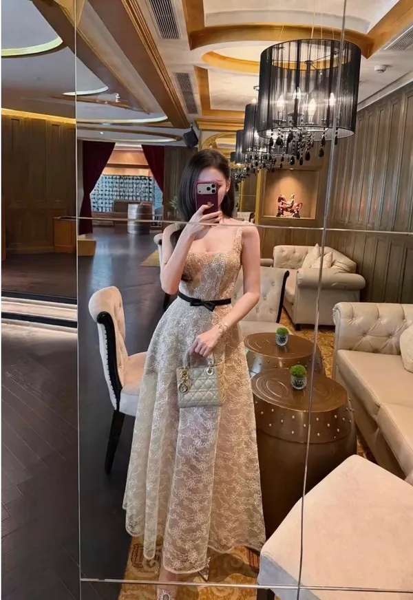 Pass đầm dài hai dây phối ren cổ vuông màu kem ChouChou còn tag 
