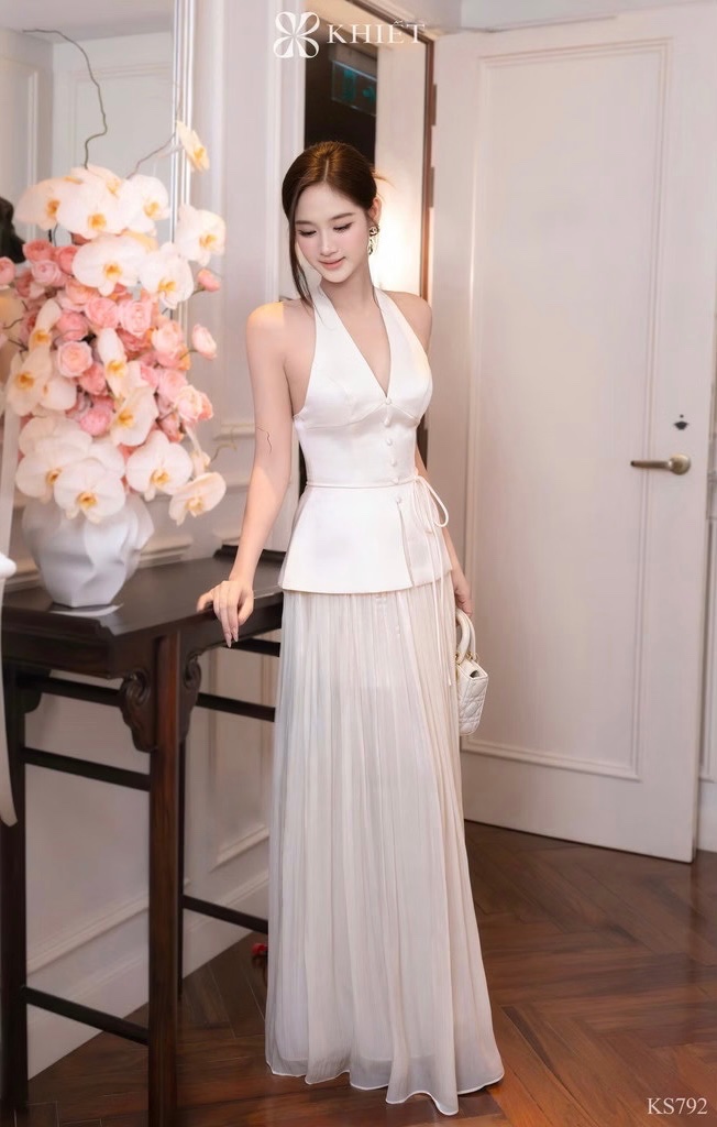 Thanh lý Pass set đầm dài trắng áo cổ yếm peplum phối chân váy Khiết - ảnh 2