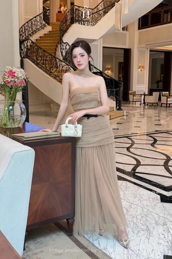 Pass đầm cúp ngực dáng dài màu nâu kèm choàng - Châu Hy