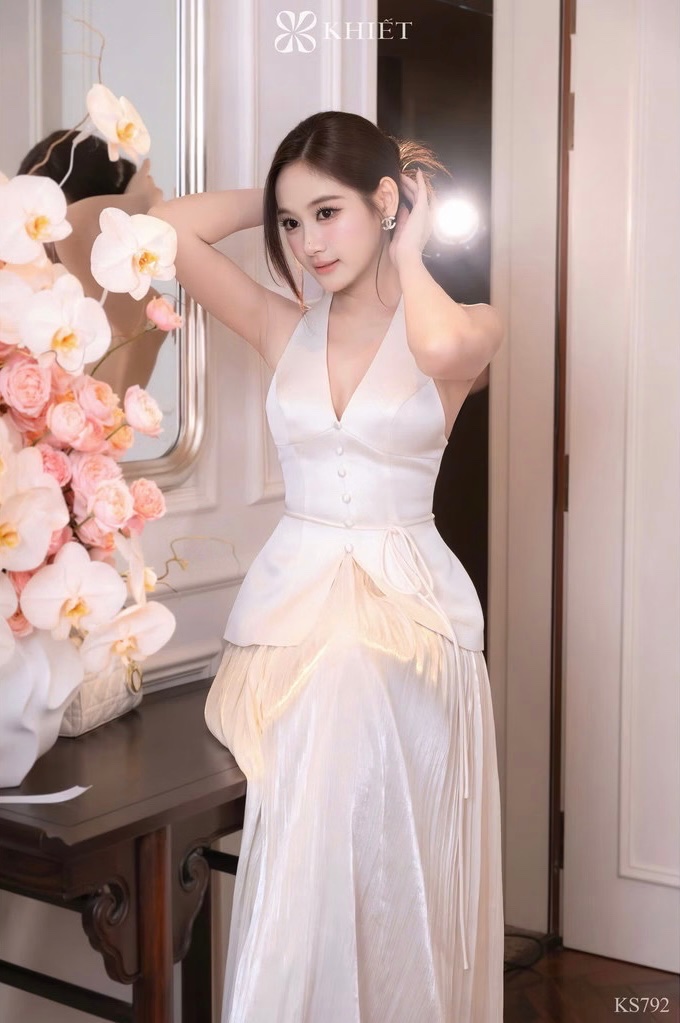 Thanh lý Pass set đầm dài trắng áo cổ yếm peplum phối chân váy Khiết - ảnh 3