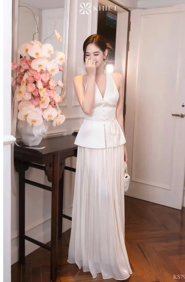 Pass set đầm dài trắng áo cổ yếm peplum phối chân váy Khiết