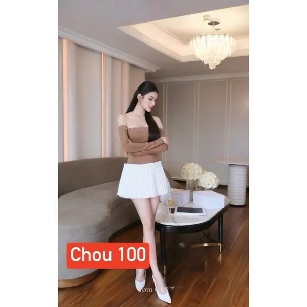 Pass set áo trễ vai nâu phối chân váy xếp ly trắng ChouChou 