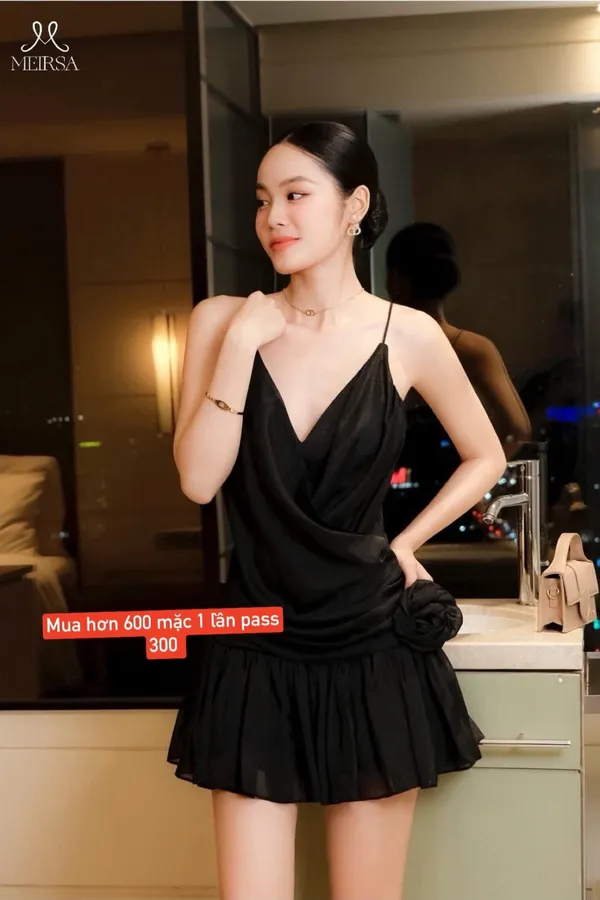 Pass váy hai dây đen dáng ngắn Meirsa
