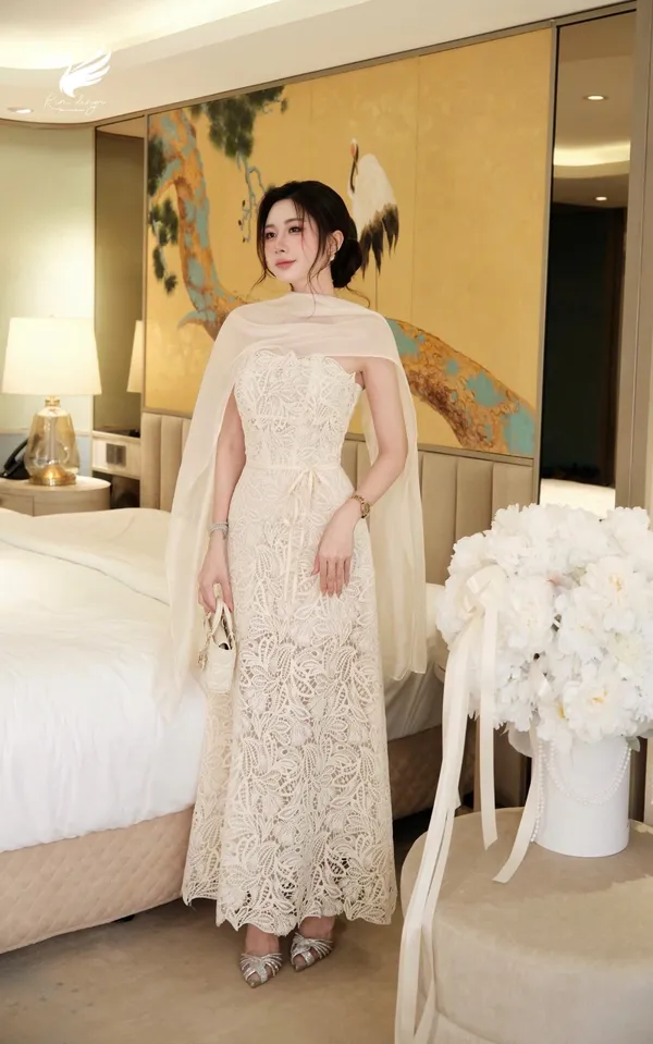 Pass váy Khâu ren trắng dáng dài kèm khăn choàng sang trọng  Size S