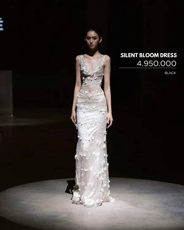 Pass váy Mael Femme dáng đuôi cá màu trắng đính hoa nổi tinh tế