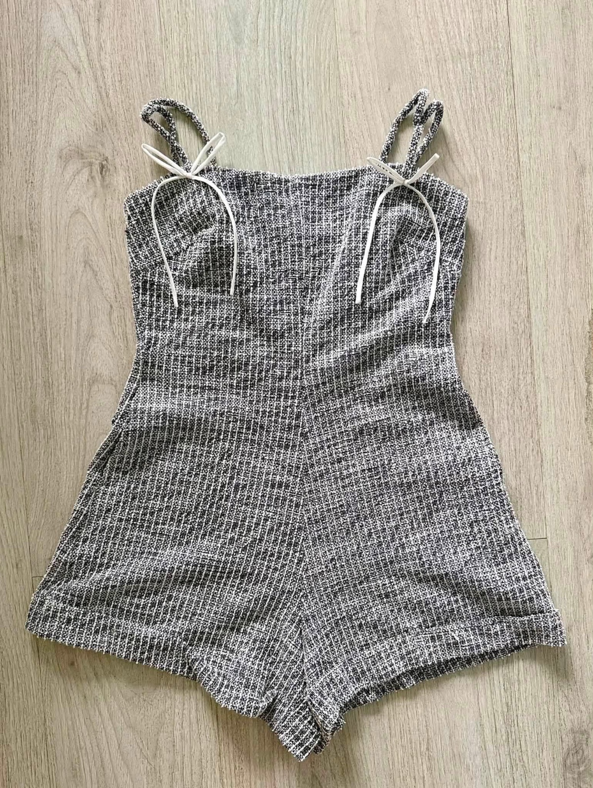 Thanh lý Pass jumpsuit Secodee size M, xám kẻ sọc phối nơ trắng xinh xắn - ảnh 1