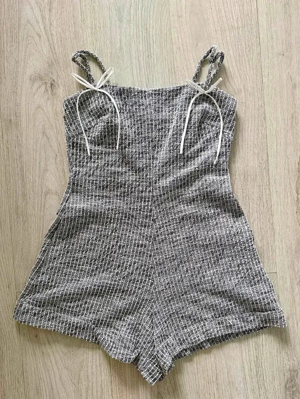 Pass jumpsuit Secodee size M, xám kẻ sọc phối nơ trắng xinh xắn