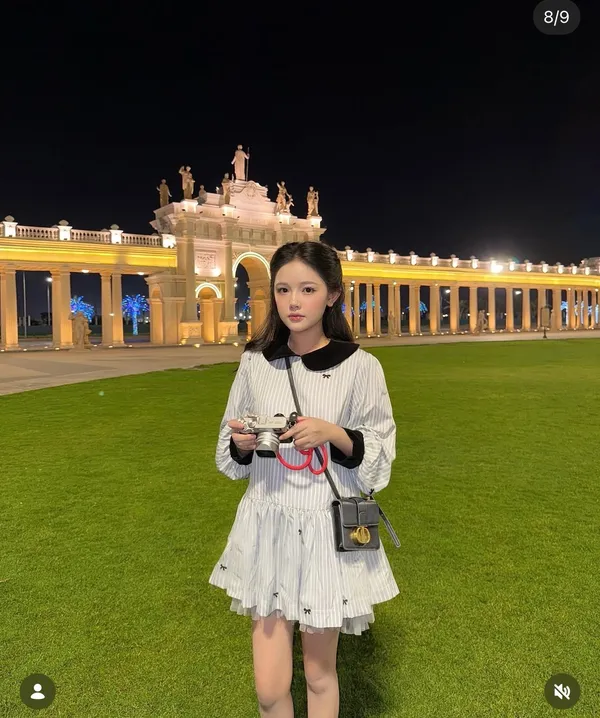 Pass váy Aguja trắng phối cổ đen