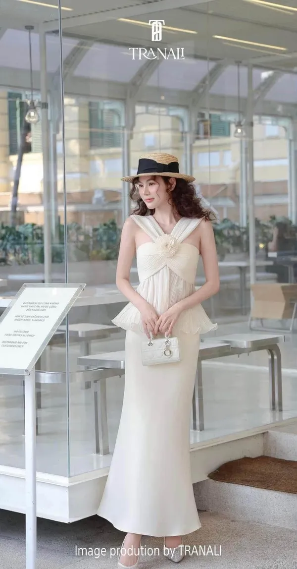 Pass set Trân Ali áo phối váy dài dáng peplum màu kem