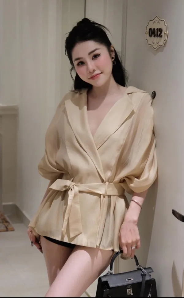 Pass áo chuẩn Linh Hoàng blazer lụa màu be sang trọng có đai thắt eo