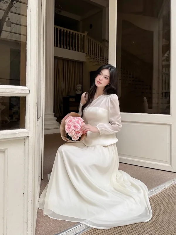 Pass set áo chéo vai phối chân váy tơ dài nhẹ nhàng màu trắng Elysnie