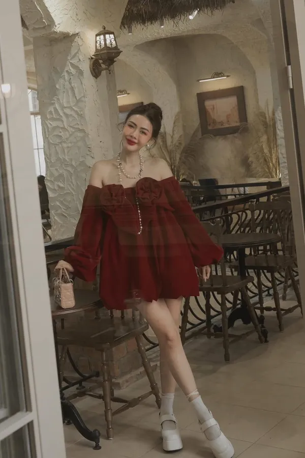 Pass áo babydoll trễ vai đỏ đô đính hoa ThuyVan Tran 
