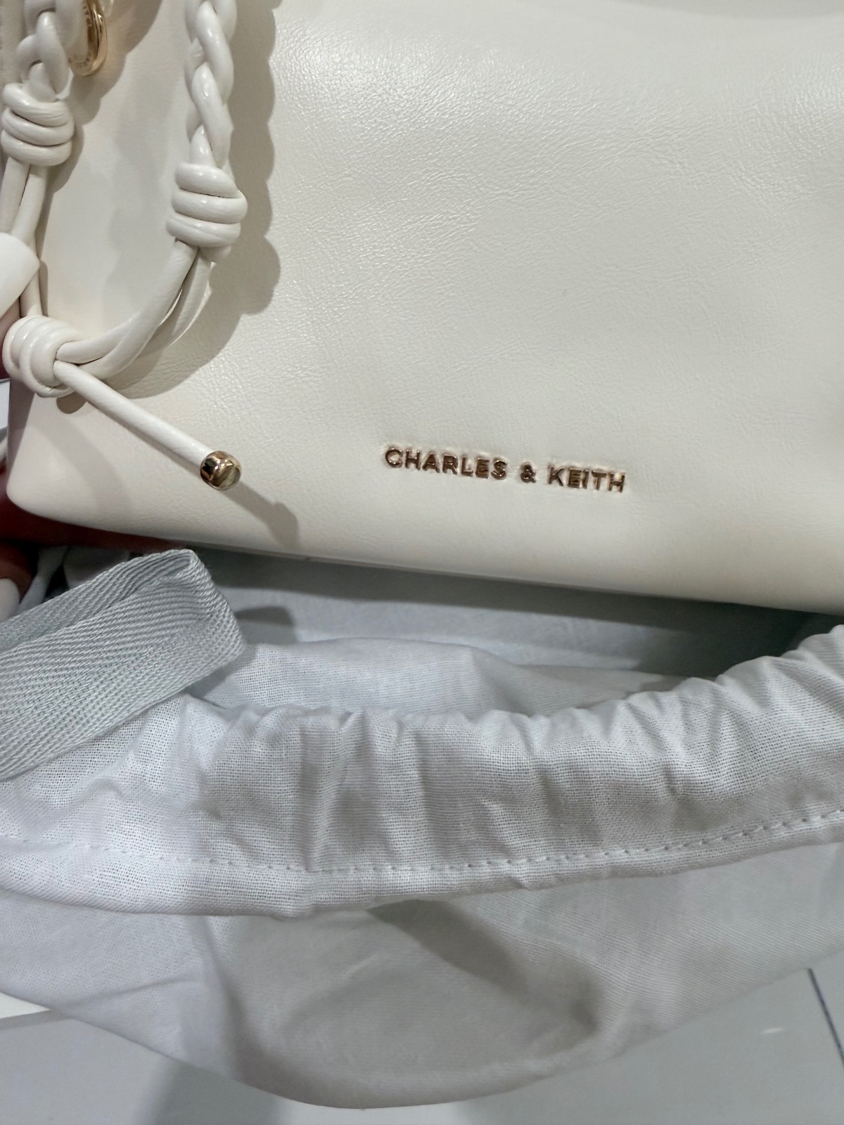 Thanh lý Pass Túi Cầm Tay Charles & Keith Màu Kem Sang Trọng Phối Nơ - ảnh 4