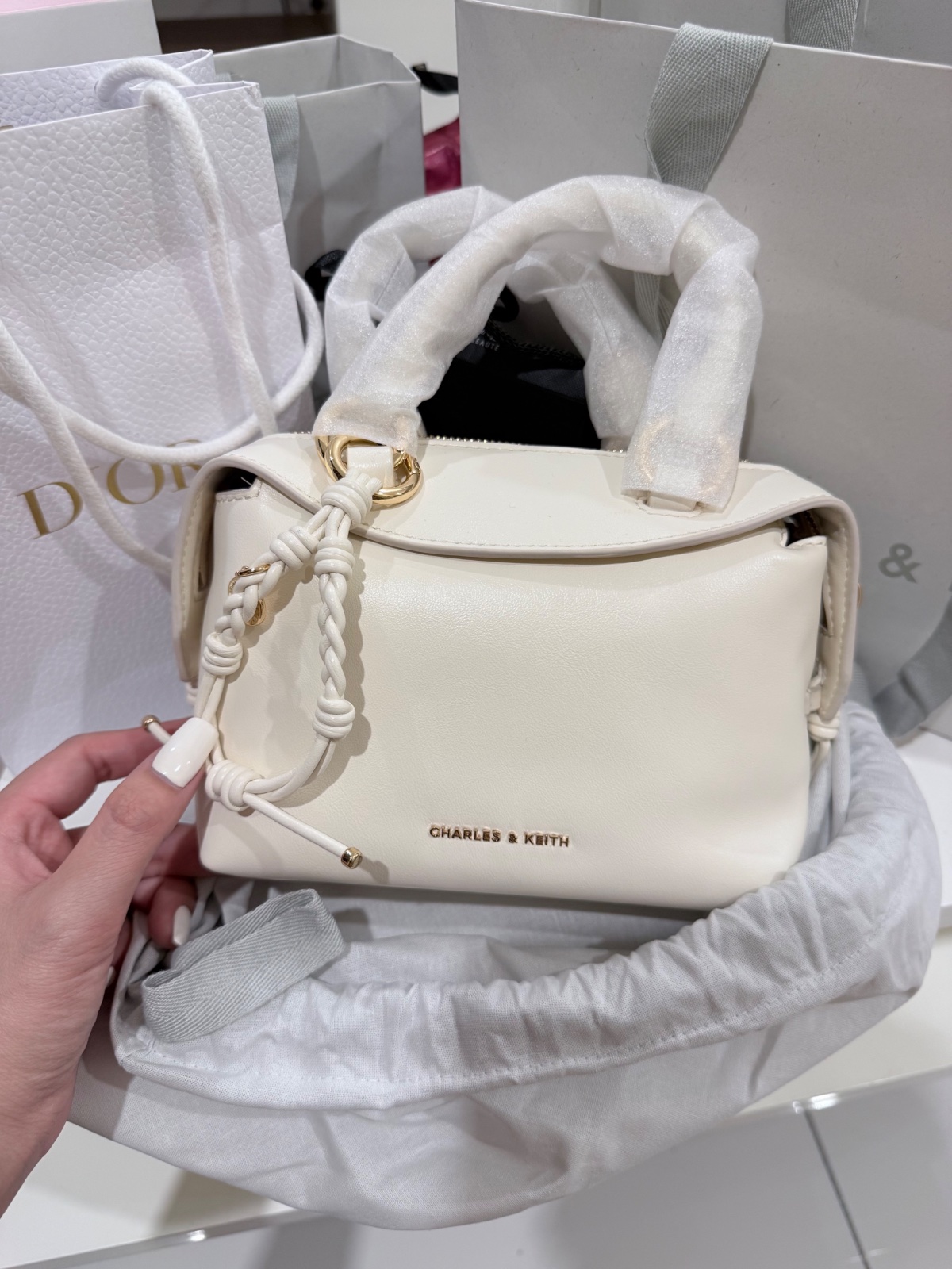 Thanh lý Pass Túi Cầm Tay Charles & Keith Màu Kem Sang Trọng Phối Nơ - ảnh 3