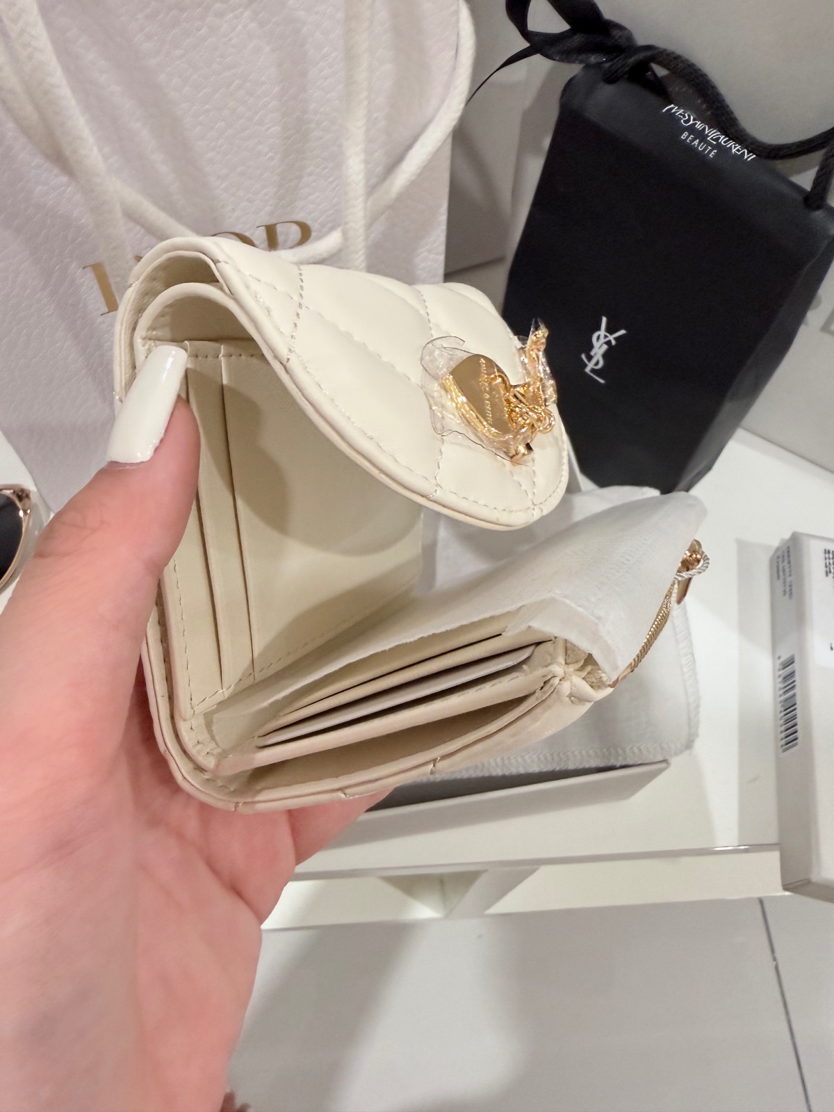 Thanh lý Pass ví cầm tay Charles & Keith màu kem chần bông xinh xắn - ảnh 3
