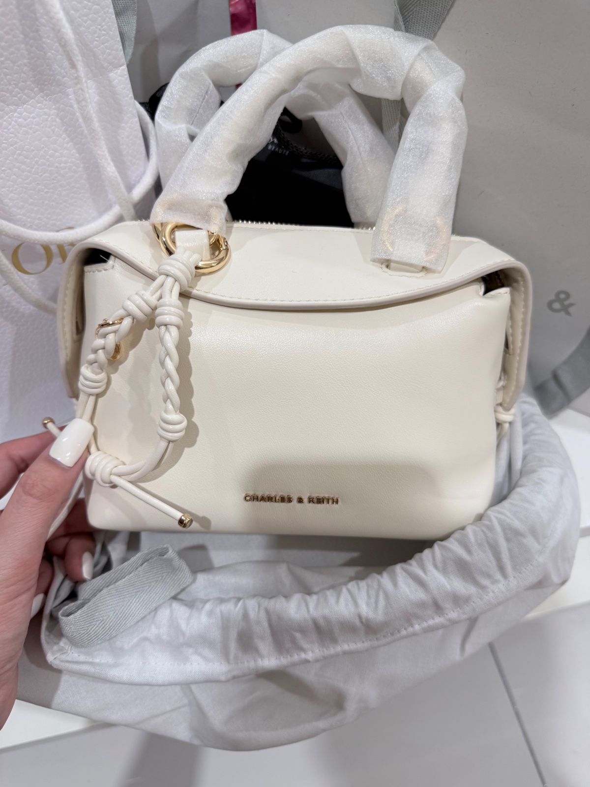 Thanh lý Pass Túi Cầm Tay Charles & Keith Màu Kem Sang Trọng Phối Nơ - ảnh 2