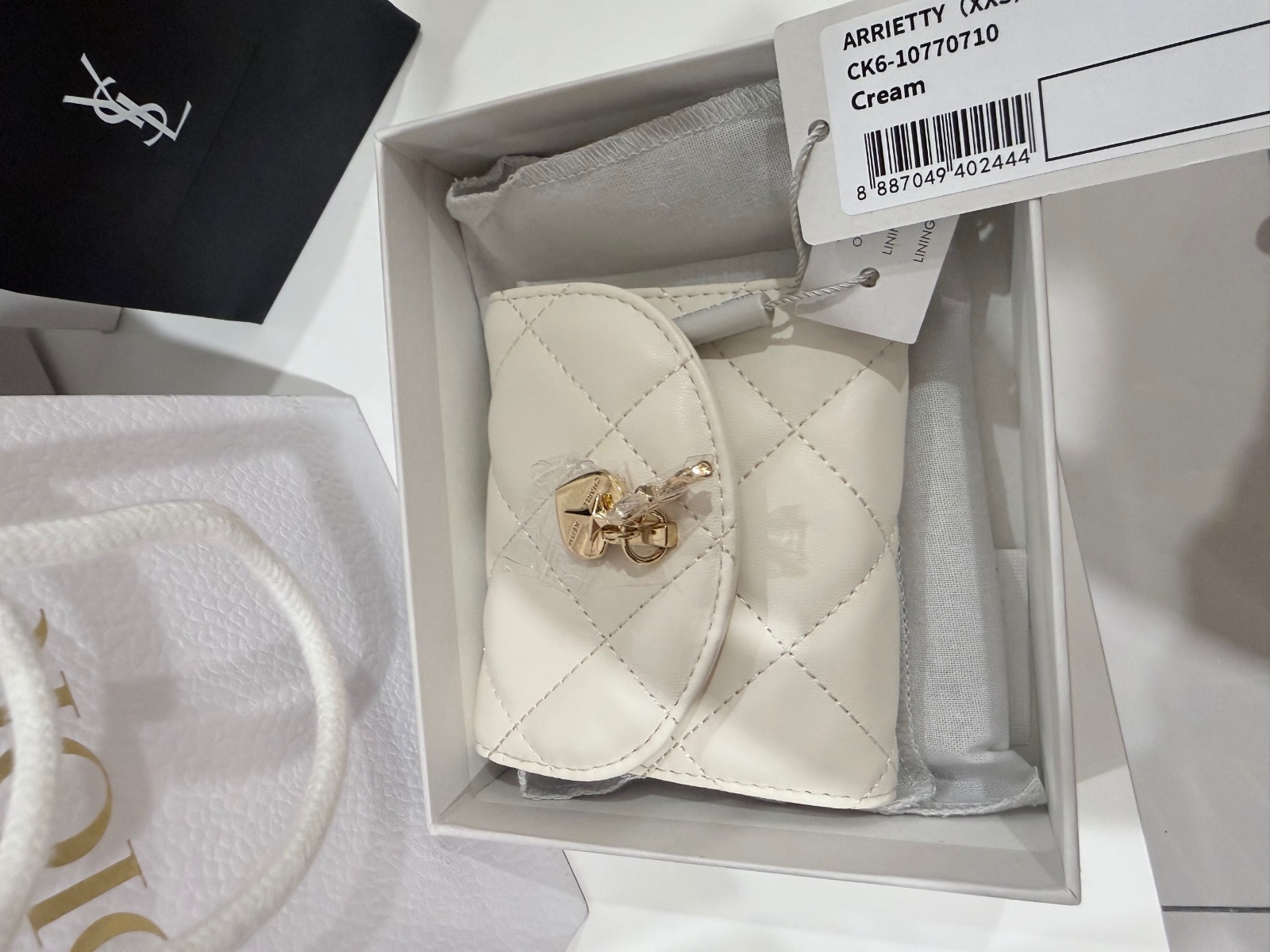 Thanh lý Pass ví cầm tay Charles & Keith màu kem chần bông xinh xắn - ảnh 2