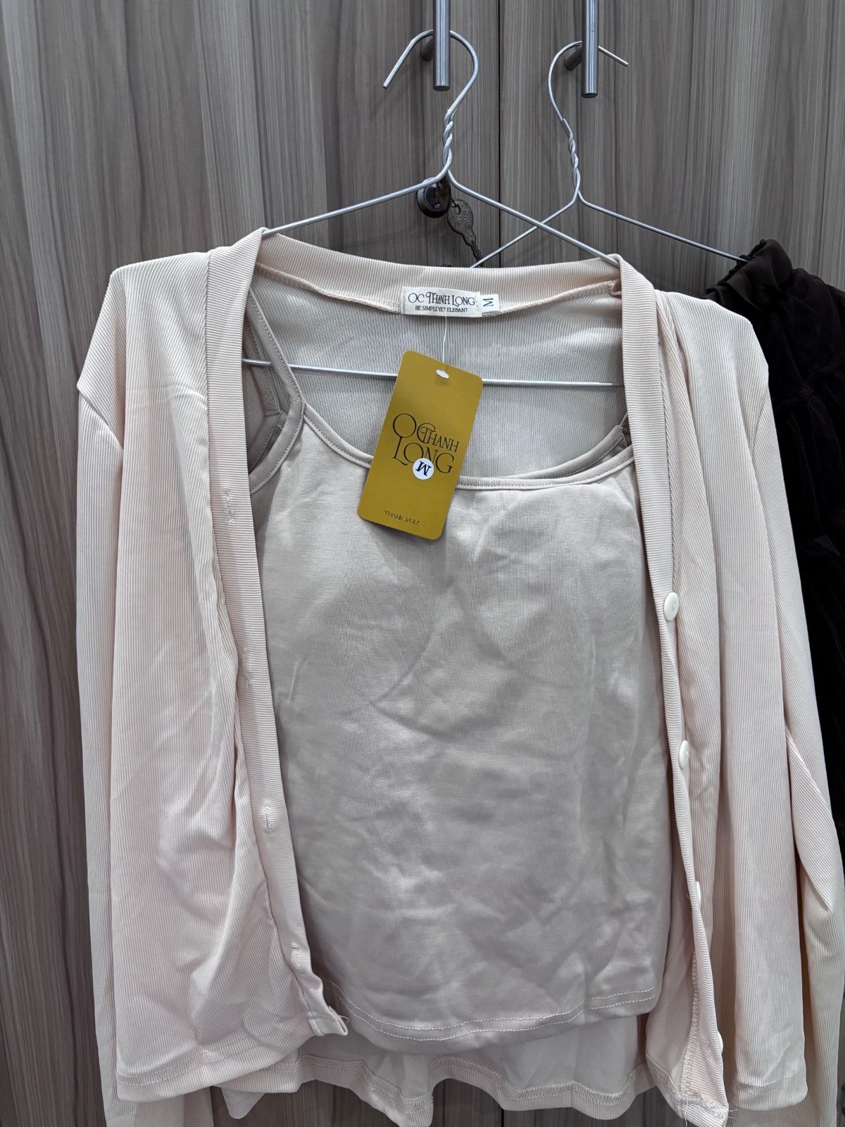 Thanh lý Pass set áo hai dây kèm cardigan khoác ngoài màu kem nhẹ nhàng - ảnh 1