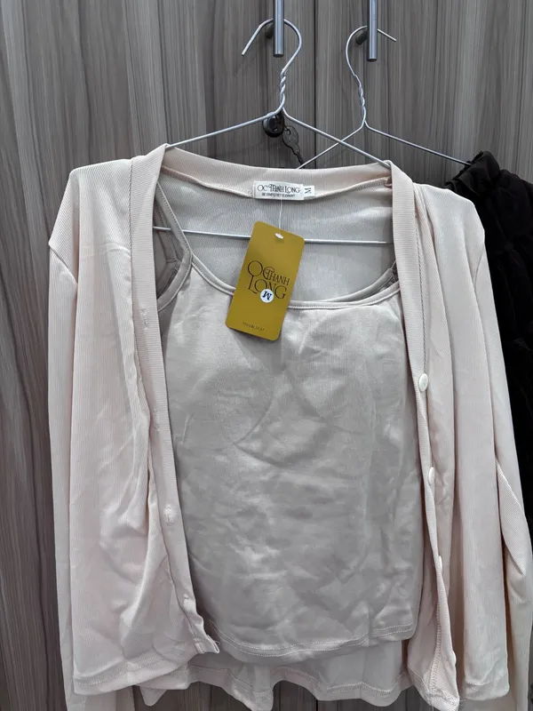 Pass set áo hai dây kèm cardigan khoác ngoài màu kem nhẹ nhàng