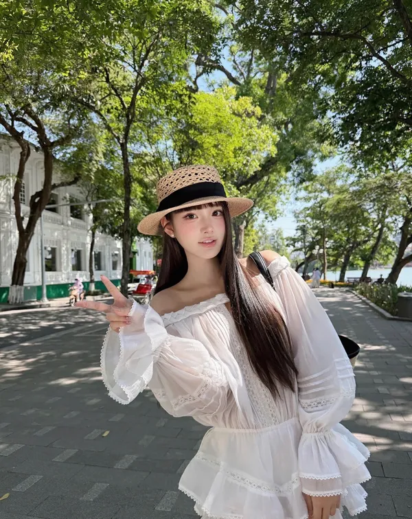 Pass váy trễ vai ChouChou trắng td phối ren tầng tiểu thư