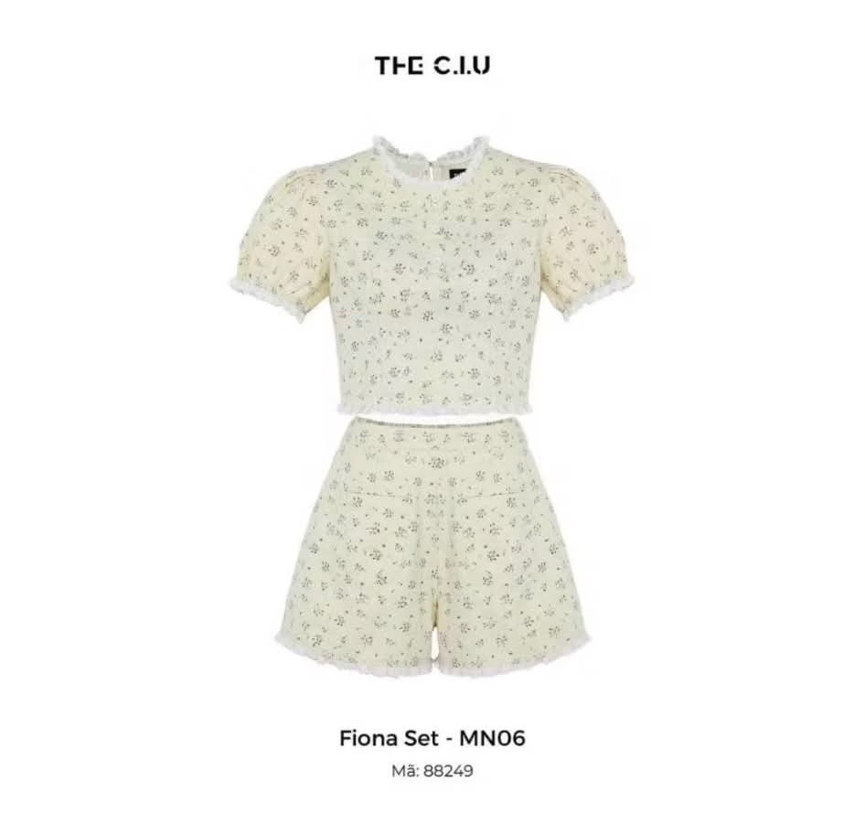 Thanh lý Pass set áo croptop phối quần short màu vàng nhạt họa tiết hoa nhí - ảnh 1