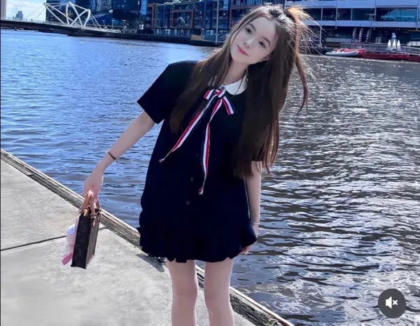 Pass set Cherie xanh đen dáng xòe cổ trắng phối nơ kẻ sọc tiểu thư