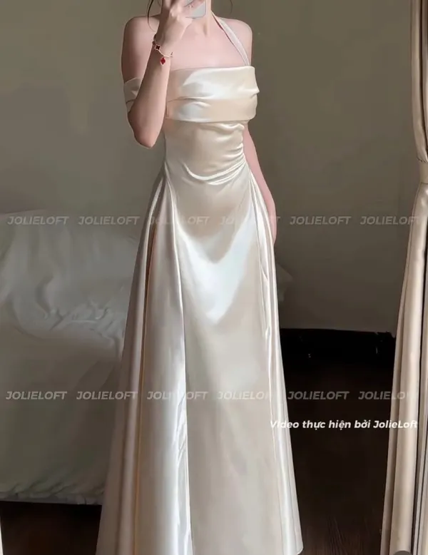 Pass váy Jolie Loft lụa dài màu kem dáng trễ vai sang trọng