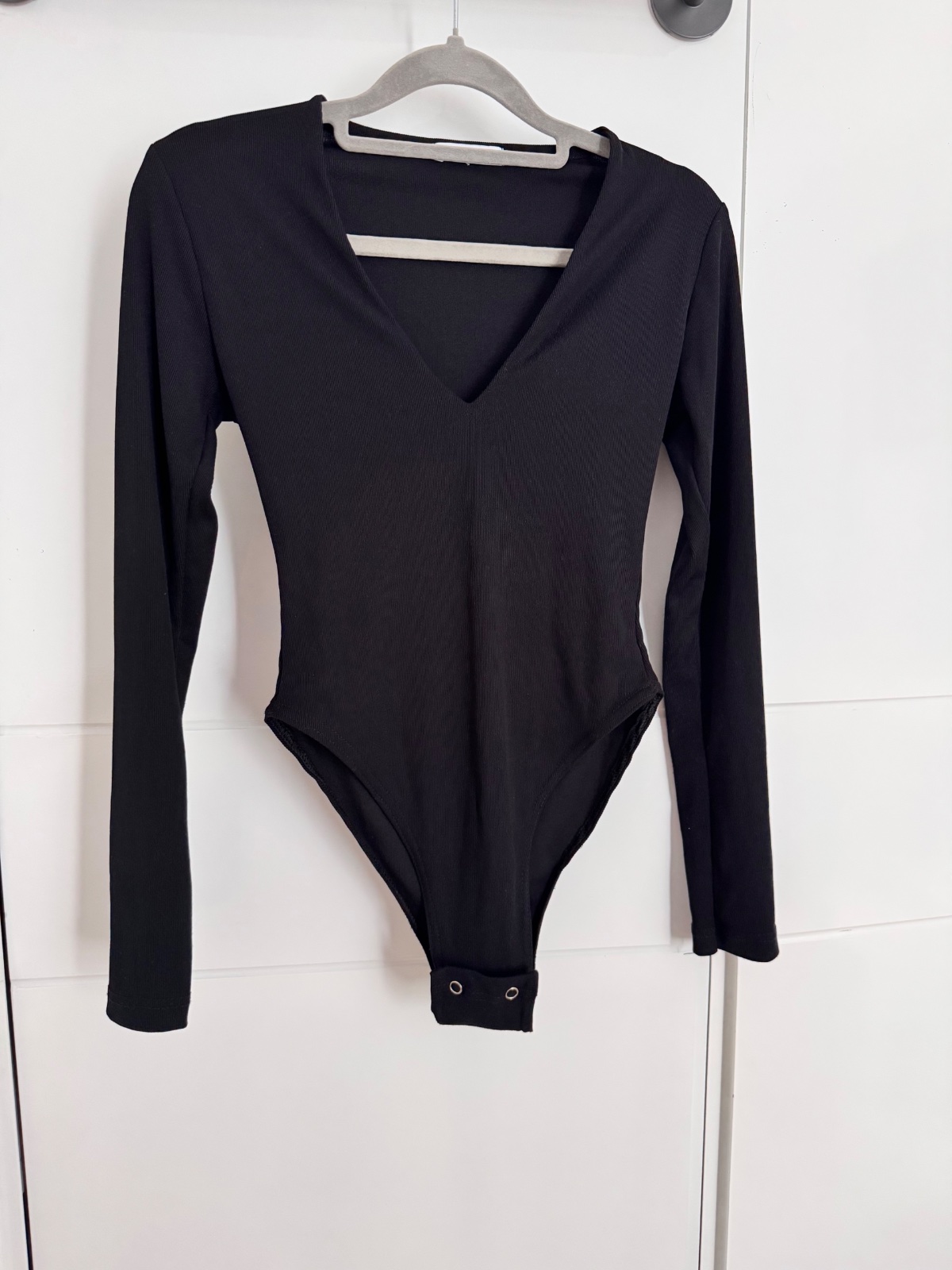 Thanh lý Pass áo bodysuit GOM dài tay cổ V sâu màu đen quyến rũ, ôm dáng - ảnh 2