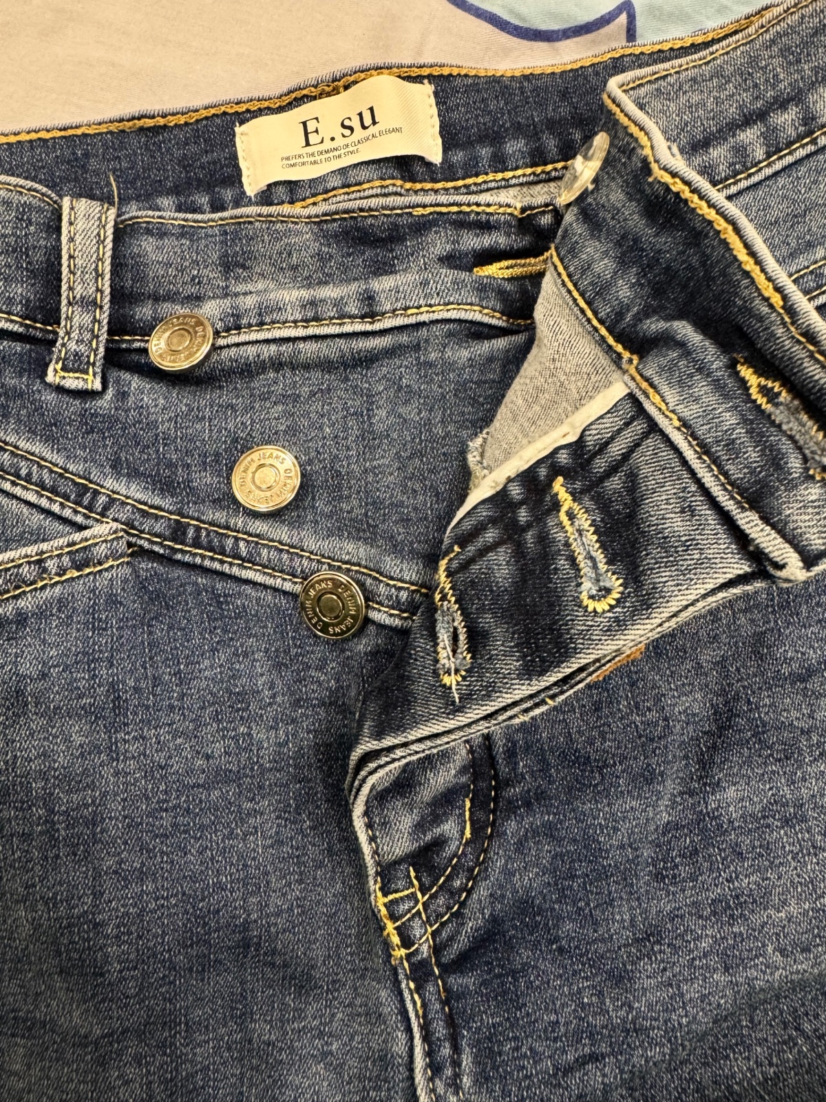 Thanh lý Pass quần jeans xanh wash cạp chéo điểm nhấn tag da cá tính - ảnh 2