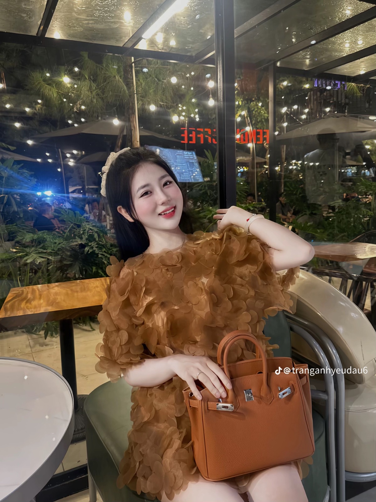 Thanh lý Pass áo dáng dài suông màu nâu đính hoa nổi thiết kế - ảnh 3