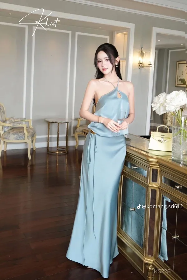 Pass đầm lụa dài Khiết cổ yếm màu xanh dương 