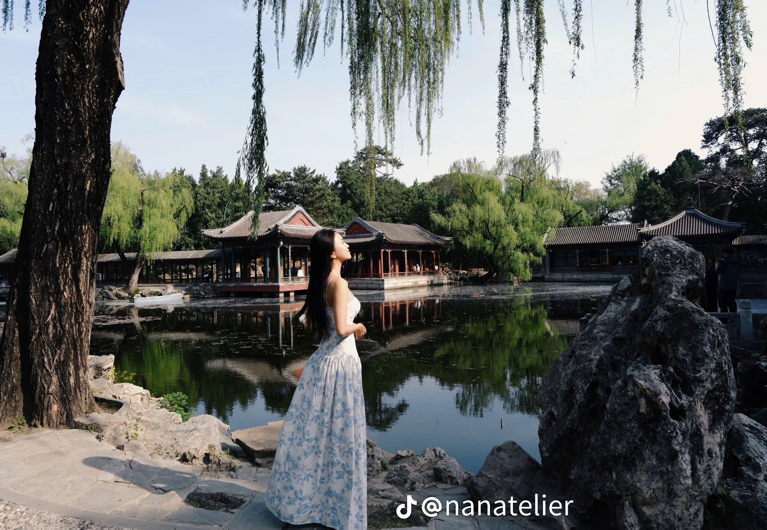 Thanh lý Pass váy hai dây trắng Nan Atelier họa tiết hoa xanh dịu dàng - ảnh 2