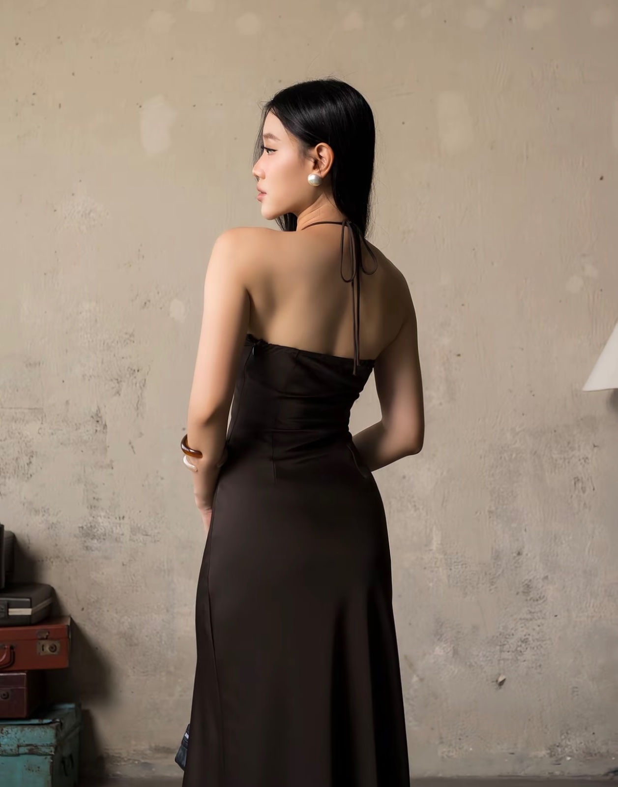 Thanh lý Pass đầm lụa cổ yếm mamasg dáng suông màu nâu trơn choco size M - ảnh 2