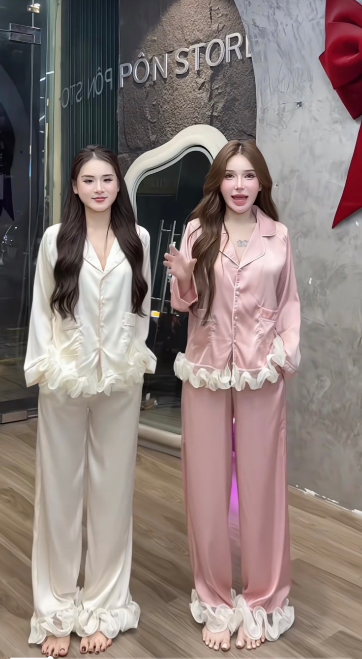 Thanh lý Pass Bộ Đồ Ngủ Lụa Dáng Pijama Màu Trắng Viền Hoa - ảnh 3