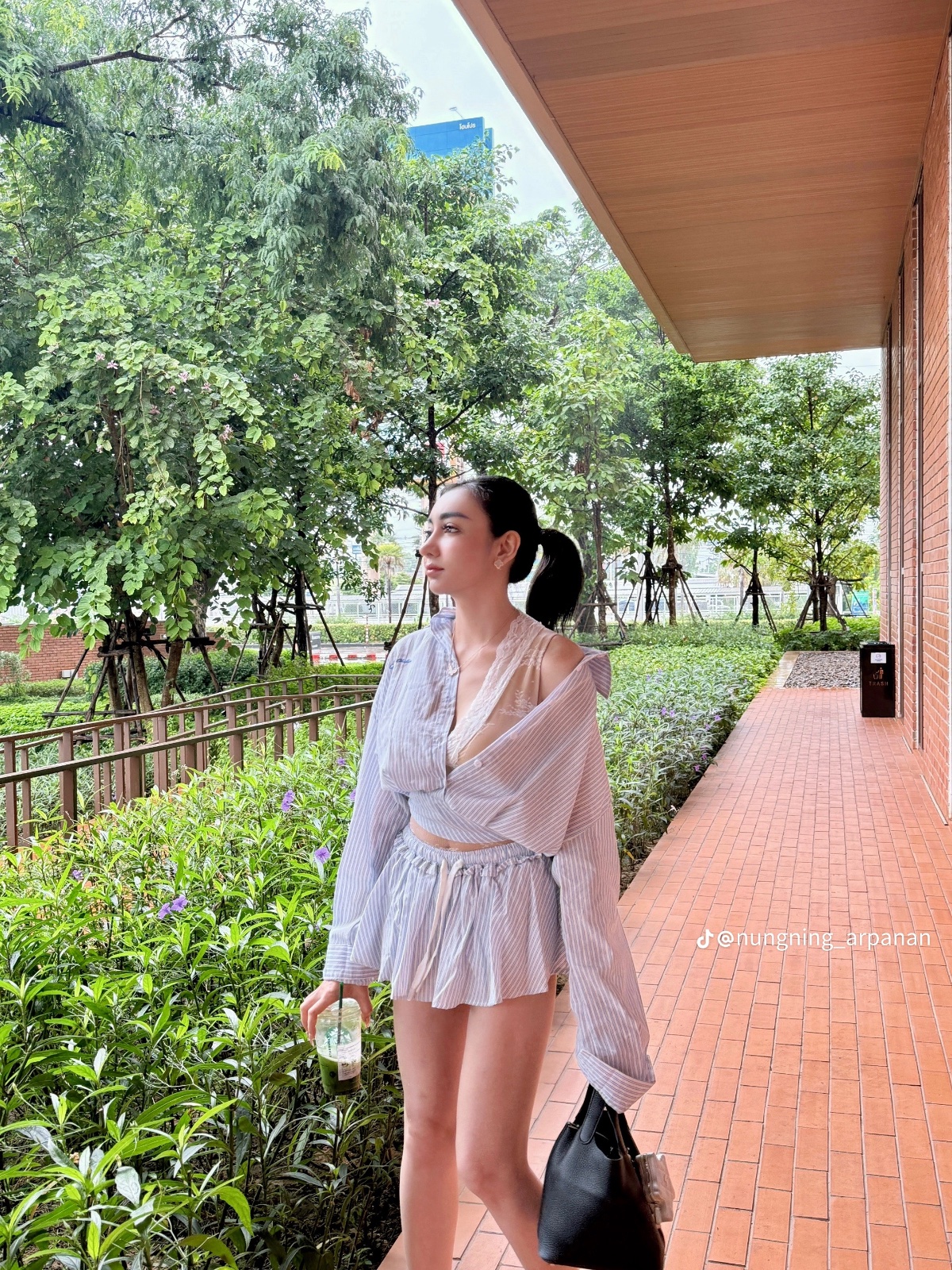 Thanh lý Pass set áo sơ mi croptop và chân váy kẻ sọc xanh Tibu Size S - ảnh 1
