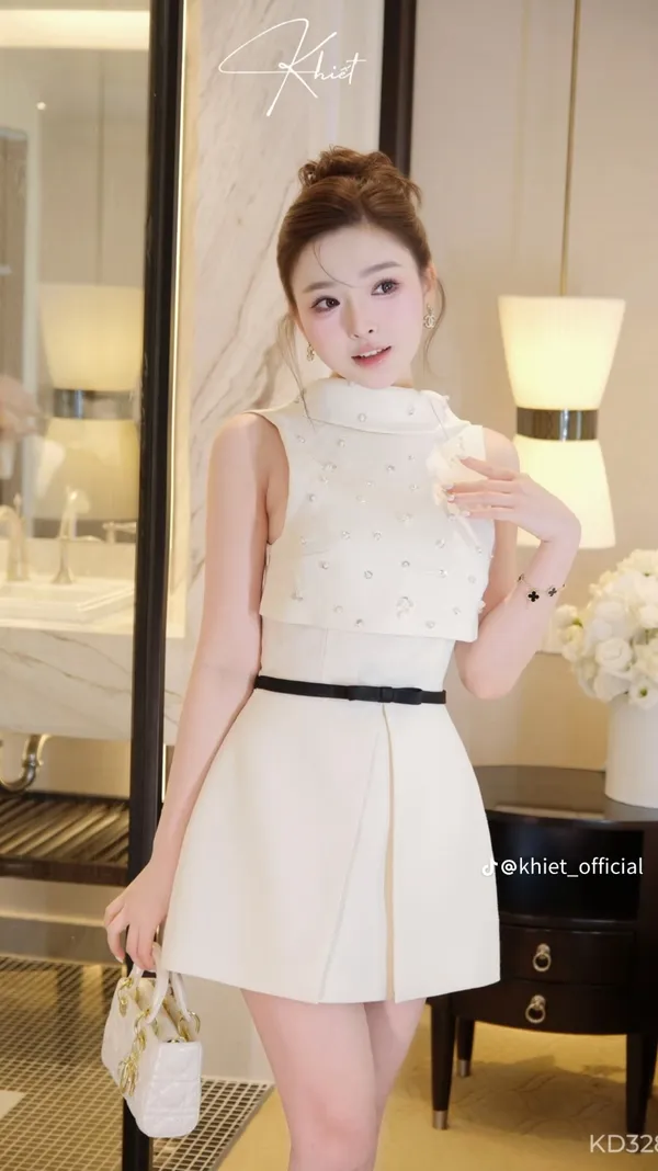 Pass váy ngắn dáng suông đính đá màu trắng hãng Khiết
