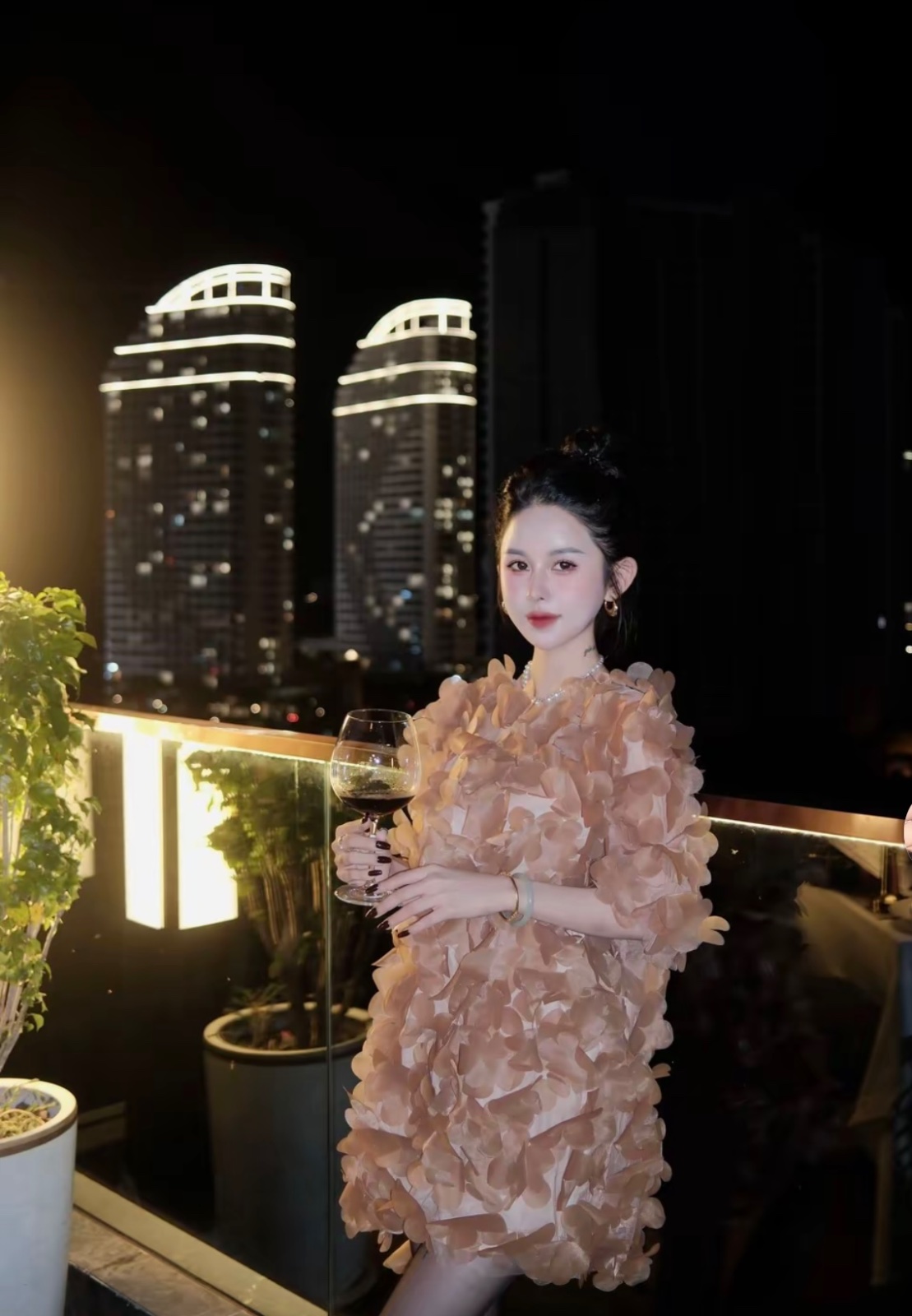 Thanh lý Pass áo dáng dài suông màu nâu đính hoa nổi thiết kế - ảnh 2