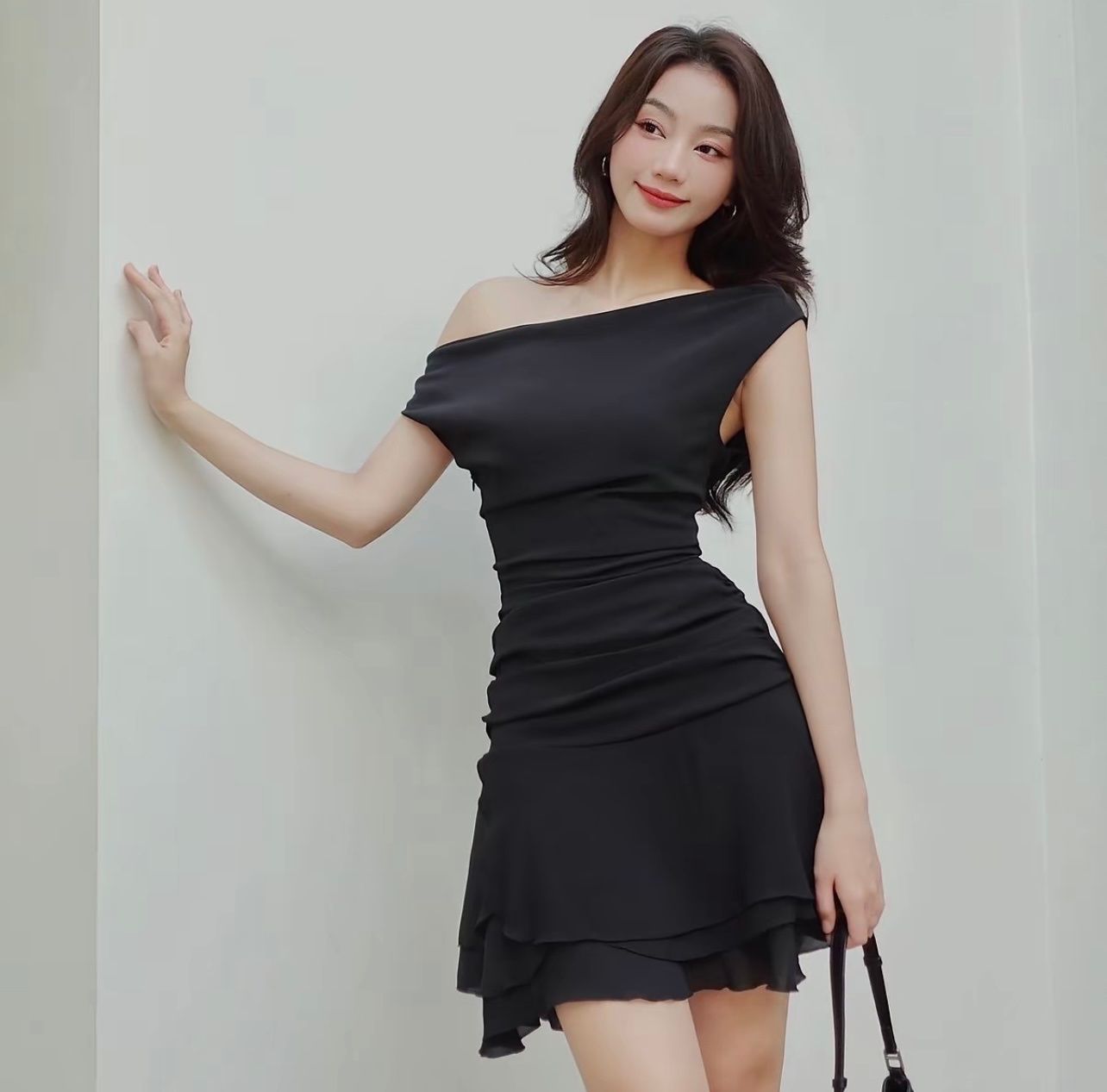 Thanh lý Pass váy ngắn Rêver đen lệch vai ôm eo - ảnh 1