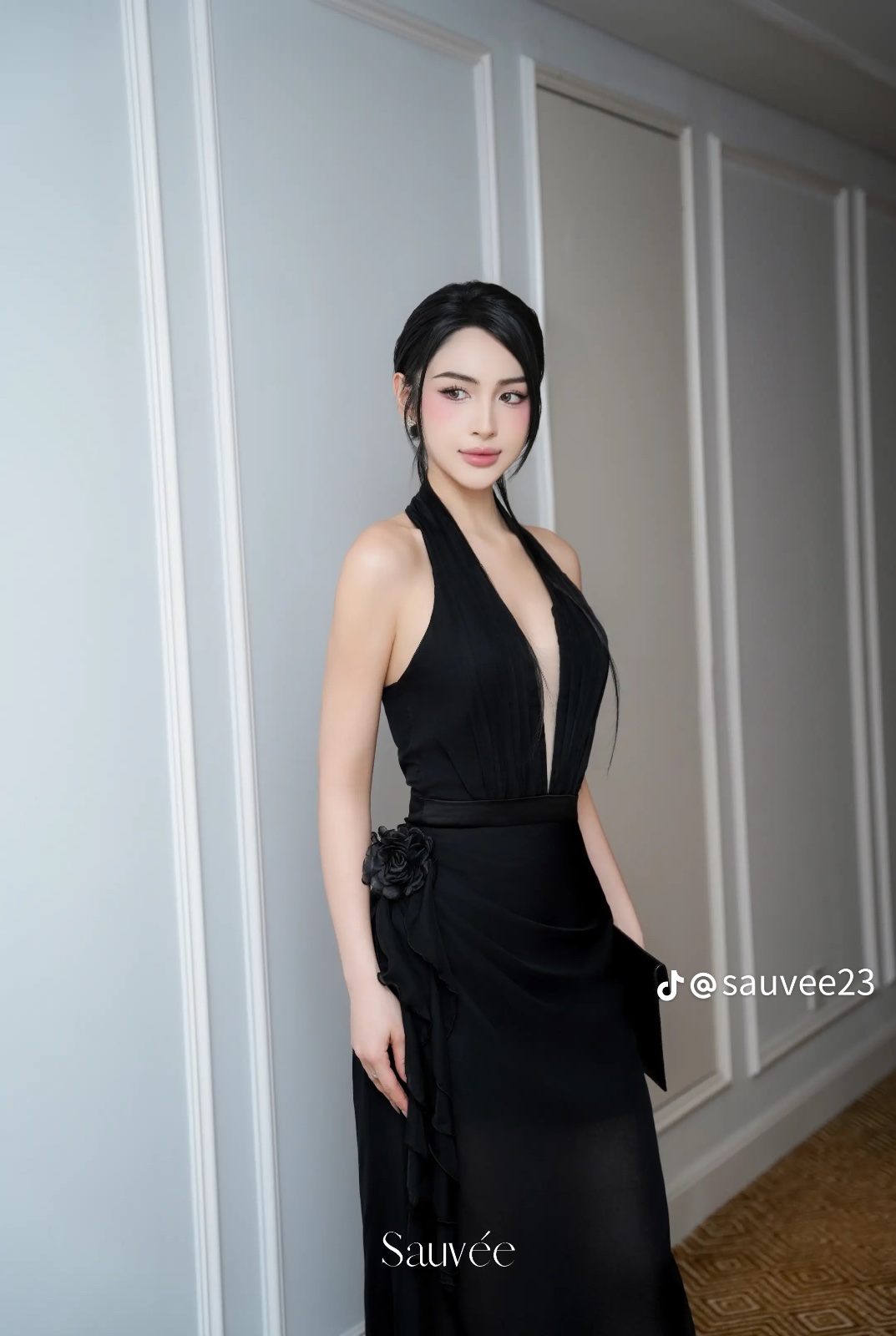 Thanh lý Pass new váy đen Sauvée cổ yếm sang trọng đính hoa eo - ảnh 2