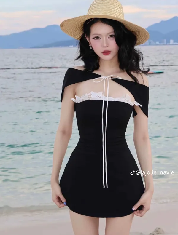 Pass váy ngắn Aguja ôm body phối choàng nhỏ