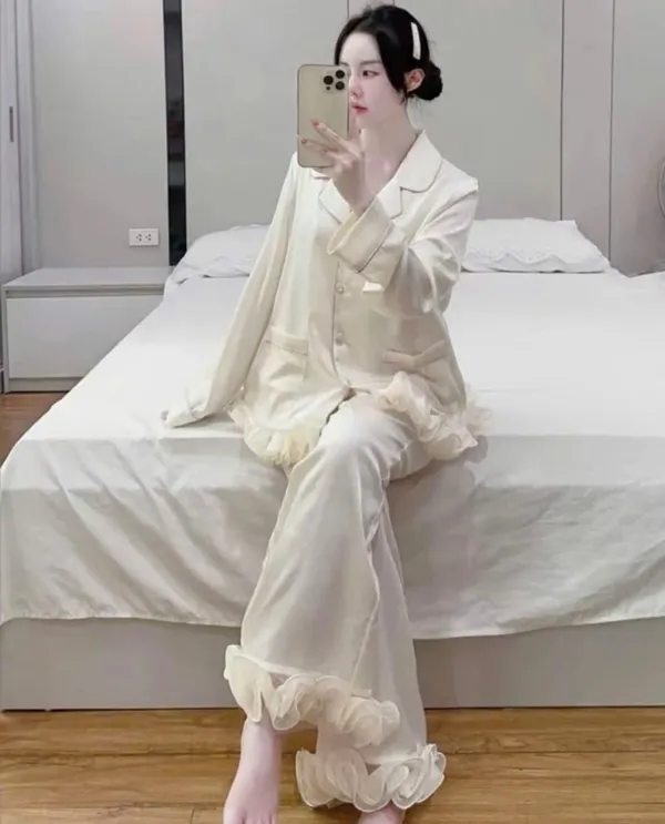 Pass Bộ Đồ Ngủ Lụa Dáng Pijama Màu Trắng Viền Hoa