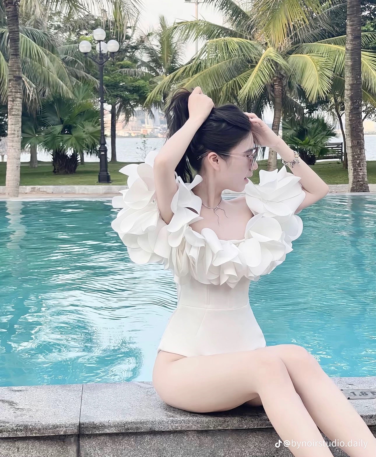 Thanh lý Pass bikini trắng liền thân Bynoir trễ vai - ảnh 2