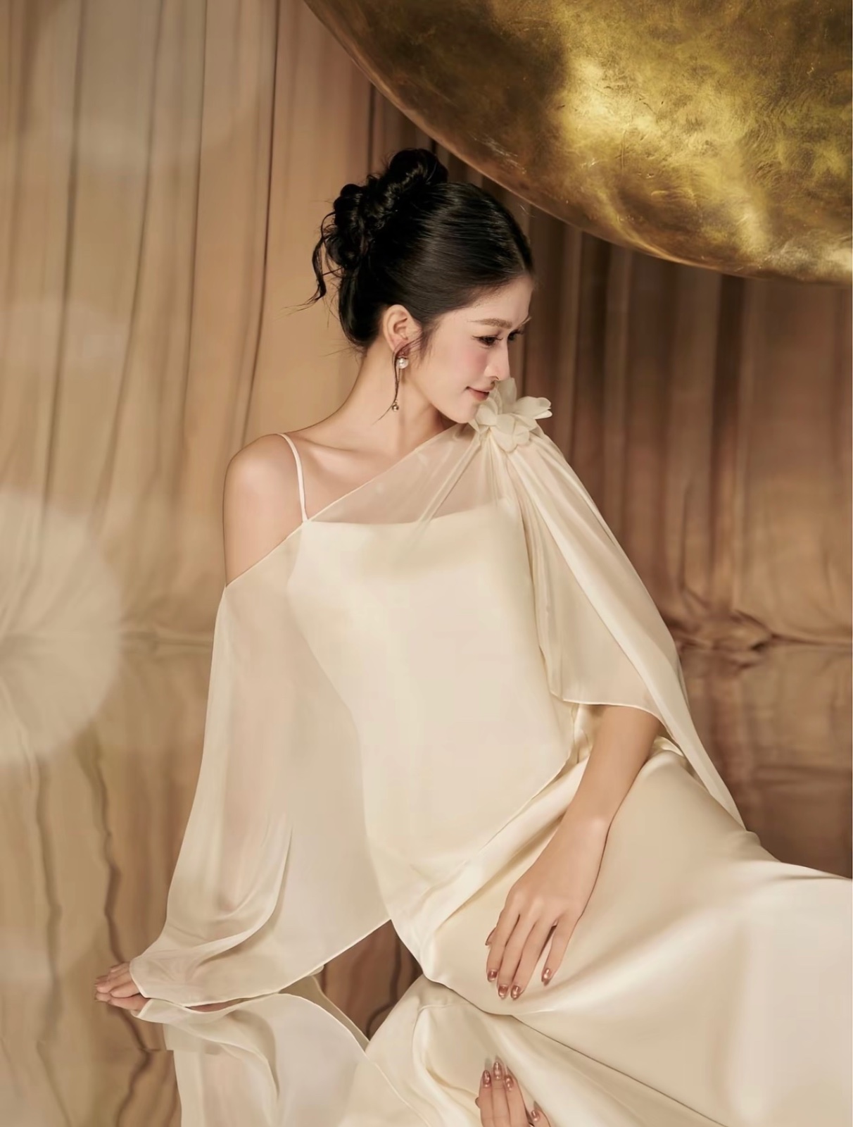 Thanh lý Pass váy Tiin trắng phối choàng voan lệch vai - ảnh 3